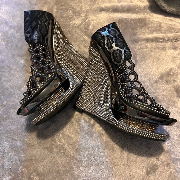 Gorgeous shoes !!! Bought a 7 😑too big for me... - Picture 3 of 10